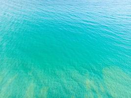 vista aérea de la superficie del mar, foto a vista de pájaro de las olas y la textura de la superficie del agua, fondo verde del mar, hermosa naturaleza increíble vista del fondo del océano