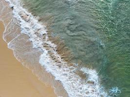 vista aérea de la superficie del mar, foto a vista de pájaro de las olas y la textura de la superficie del agua, increíble fondo de la playa del mar, hermosa vista del paisaje de la naturaleza fondo del océano