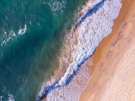 vista aérea de la superficie del mar, foto a vista de pájaro de las olas y la textura de la superficie del agua, fondo marino turquesa, hermosa naturaleza increíble vista del fondo del mar