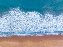 vista aérea de la superficie del mar, foto a vista de pájaro de las olas y la textura de la superficie del agua, increíble fondo marino, hermoso paisaje natural con vistas al fondo del océano