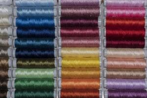 Carretes de hilo de coser de muchos colores foto