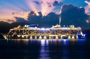 phuket tailandia 27 de diciembre de 2022 crucero en el mar, hermoso gran barco blanco al atardecer, paisaje increíble con grandes barcos en la bahía de patong, cielo al atardecer sobre el mar con yate, crucero de lujo, transatlántico flotante foto