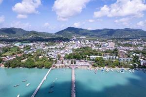 vista aérea de arriba hacia abajo toma de drones de estacionamiento de yates y veleros en el transporte del puerto deportivo y fondo de viaje hermoso mar en temporada de verano foto