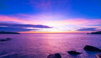 paisaje larga exposición de majestuosas nubes en el cielo puesta de sol o amanecer sobre el mar con reflejo en el mar tropical.hermoso paisaje de nubes.luz asombrosa de la naturaleza paisaje naturaleza fondo foto