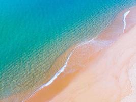 vista aérea de la superficie del mar, foto a vista de pájaro de la textura de la superficie del agua de la playa y las olas azules, fondo azul del mar, hermosa naturaleza de la playa, increíble vista del fondo de la arena del mar
