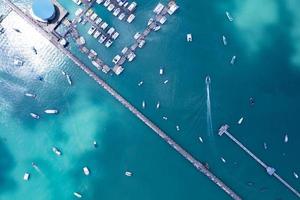 vista aérea de arriba hacia abajo toma de drones de estacionamiento de yates y veleros en el transporte del puerto deportivo y fondo de viaje hermoso mar en temporada de verano foto