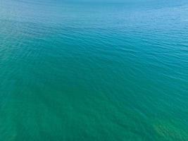 vista aérea de la superficie del mar, foto de vista de pájaro, ondas de vista superior y textura de la superficie del agua, fondo verde del mar, hermosa naturaleza vista increíble fondo del océano