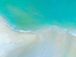 vista aérea de la superficie del mar, foto a vista de pájaro de las olas y la textura de la superficie del agua, fondo marino turquesa, hermosa naturaleza increíble vista del fondo del mar