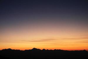 puesta de sol en las montañas foto