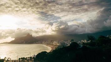 vista aérea de drones de nubes dramáticas sobre la playa de ipanema en río de janeiro, brasil al atardecer foto