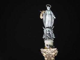 estatua de la escultura de la columna de la inmaculada concepción en roma por la noche foto