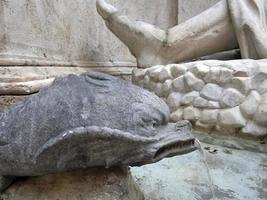 romano marforio antiguo romano estatua de mármol fuente detalle de delfines foto
