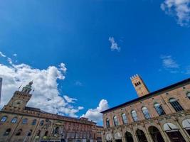 vista a la plaza piazza maggiore de bolonia foto