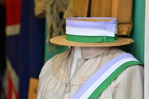 detalle del vestido antiguo de la reina británica foto