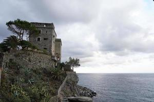 monterosso, italia - 23 de septiembre de 2017 - turista en cinque terre en día lluvioso foto