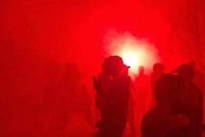 humo rojo gente negra silueta protesta demostración foto