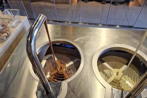 fuente de cobertura de chocolate líquido para helados foto