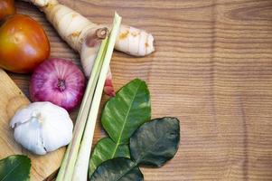 verduras tiradas en el suelo de madera foto