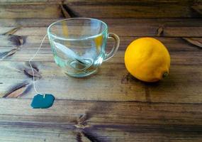 taza de té con bolsita de té y limón. foto