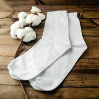 calcetines blancos y algodón están sobre la mesa. foto