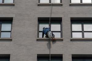 limpiadores de ventanas escalando rascacielos en nueva york foto