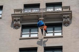 limpiadores de ventanas escalando rascacielos en nueva york foto