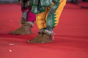 detalle de pie de danza tradicional india foto