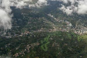 vista aérea de la autopista de Génova antes de aterrizar en un día nublado foto