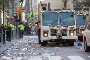 ciudad de nueva york - 14 de junio de 2015 camiones están limpiando la calle después del desfile anual del día de puerto rico foto
