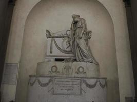 tumba de dante alighieri en la iglesia de santa croce en florencia, italia, 2022 foto