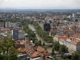 panorama aéreo de graz austria desde la torre del reloj foto