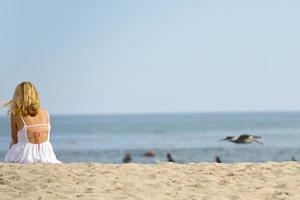 mujer relajándose en la playa de malibu foto