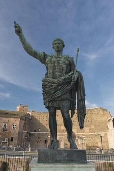 estatua de bronce del emperador gigante de roma cerca de los foros imperiales foto
