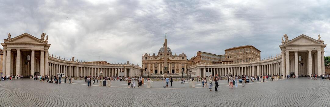 ciudad del vaticano, vaticano - 8 de junio de 2018 lugar del vaticano e iglesia de san pedro después de la misa dominical del papa francisco en roma foto