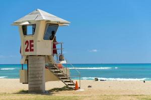 torre de salvavidas en el panorama de la playa de waikiki foto