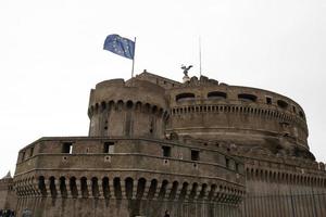 bandera de la ue ondeando en castel sant angelo roma foto