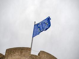 bandera de la ue ondeando en castel sant angelo roma foto