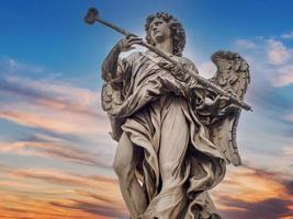 estatua en el puente cerca de castel sant angelo roma foto