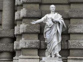 estatua de cicero en el edificio cassazione roma foto