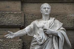 estatua de cicero en el edificio cassazione roma foto