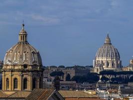 roma muchas cúpulas vista desde el museo del vaticano terraza panorama aéreo foto