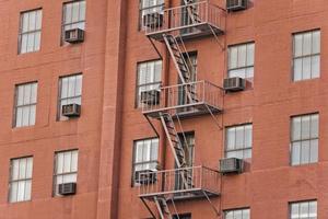 Escalera de incendios oxidada en un edificio abandonado en Los Ángeles foto