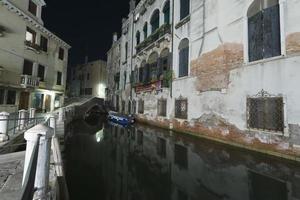 vista nocturna de los canales de venecia foto