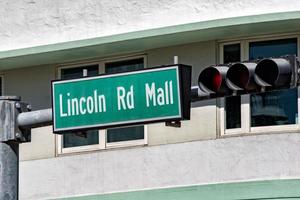 miami lincoln road en un día soleado foto