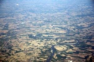 paisaje aéreo del valle del río po foto