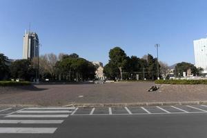 génova, italia - 5 de abril de 2020 - las calles del centro están desiertas debido a la cuarentena del coronavirus foto