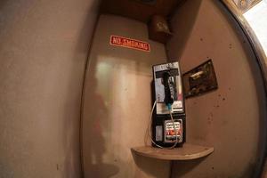 cabina telefónica antigua dentro de la biblioteca pública de nueva york foto