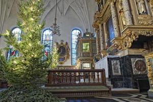 árbol de navidad dentro de la antigua iglesia de estocolmo foto