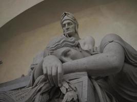 tumba de dante alighieri en la iglesia de santa croce florencia foto