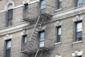 detalles de los edificios de manhattan de nueva york de la escalera de incendios foto